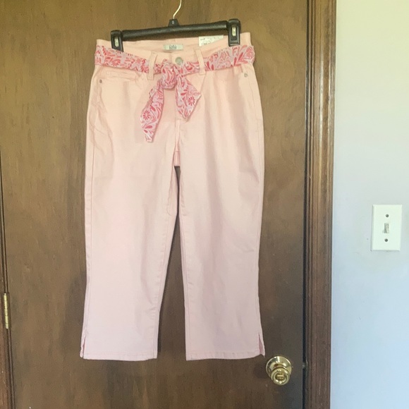 croft & barrow Denim - Croft & barrow pink jean mid rise Capri with floral scarf belt size 4